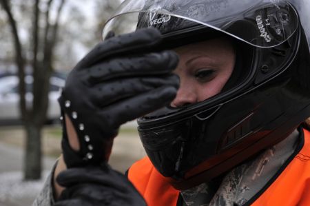 Без шлема водить мотоцикл опасно и чревато штрафом