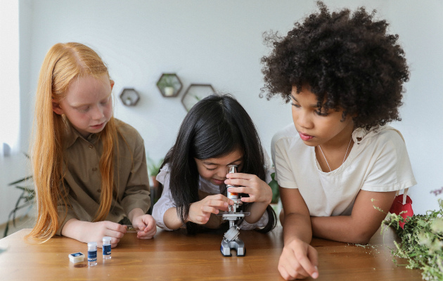 Если ребенок интересуется наукой, подарите ему микроскоп