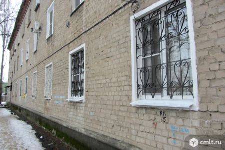 Решетки на окнах на первом этаже жилого дома