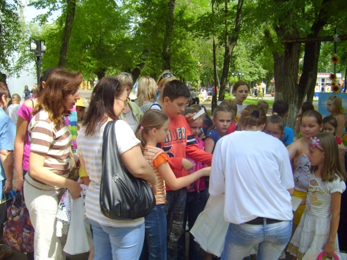 День защиты детей-2010 с газетой КАМЕЛОТ