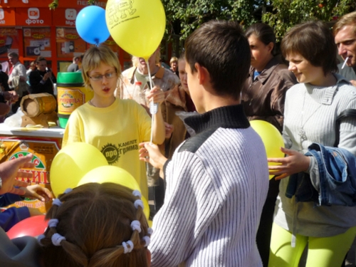 День города-2010 в Воронеже с газетой КАМЕЛОТ