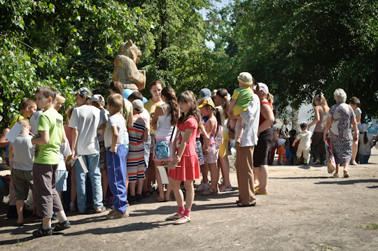В первые же минуты вокруг «волшебного озера» собралось большое количество любителей утренней рыбалки