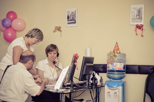 Работа кипит перед закрытием номера