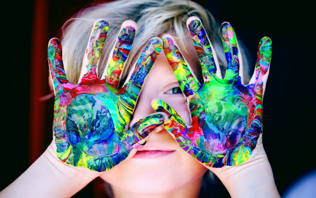 Предложите детям сделать отпечатки ладошек