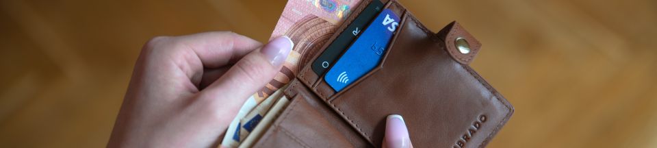 Что делать, если нашел чужую банковскую карту  или кошелек