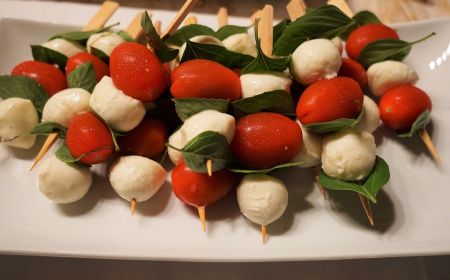 Моцарелла с помидорами