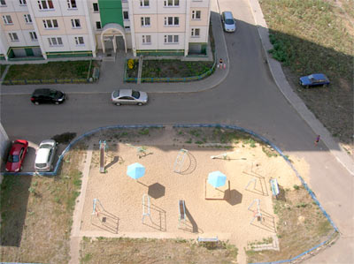 Вид с крыши во двор дома по ул. Ростовской, 58
