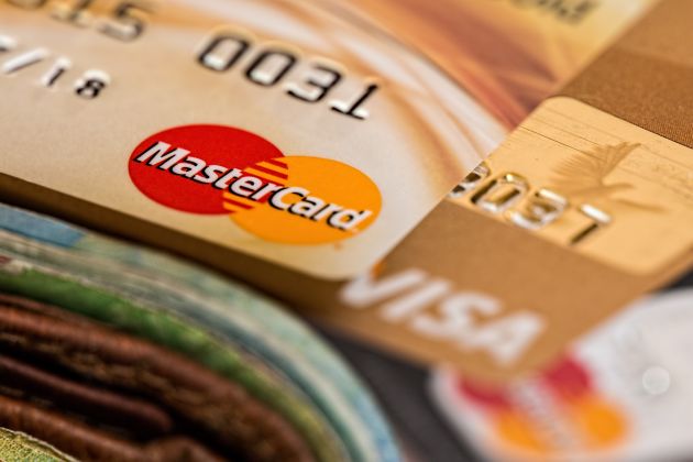 Сейчас ограничены переводы во все страны на карты Visa и Mastercard