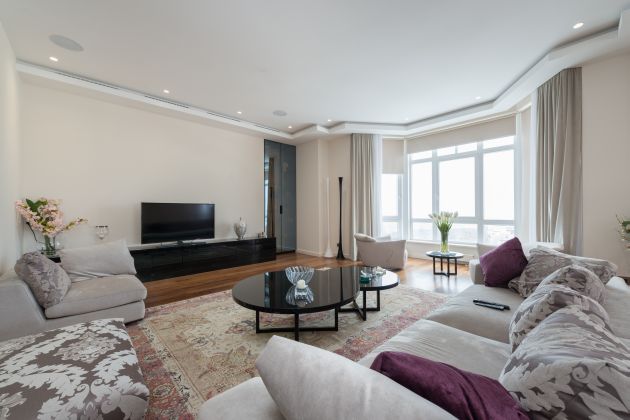 Чтобы посчитать площадь нестандартных помещений, разделите их на прямоугольники и треугольники