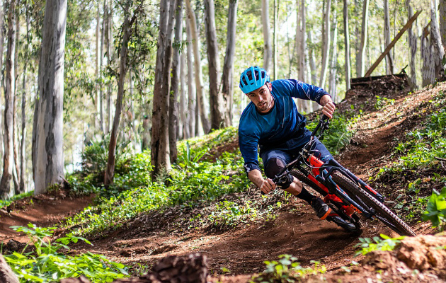 Катаясь по лесу, будьте готовы к крутым спускам, подъемам и бездорожью